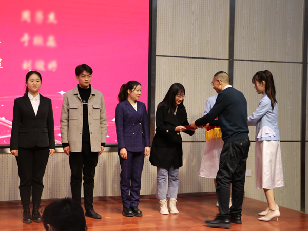 邵总颁发富纺奖学金