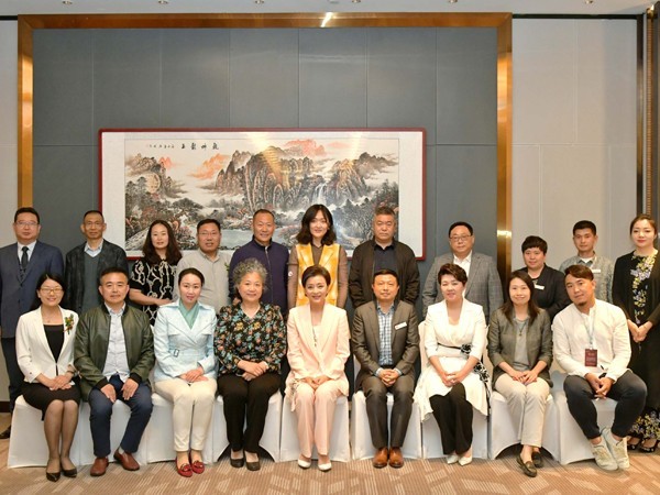 央视著名主持人杨澜受邀在青岛市<i style='color:red'>江苏商会</i>开办讲座
