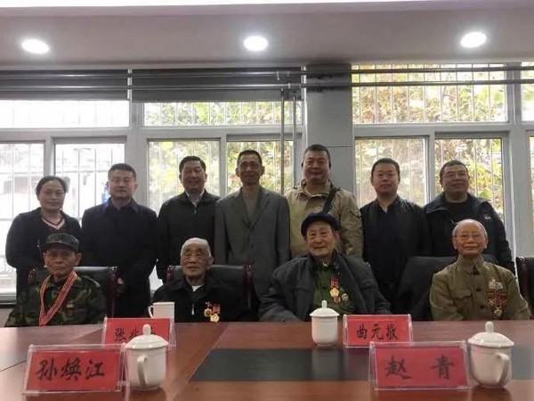 邵总作为<i style='color:red'>江苏商会</i>常务副会长与大港街道办事处共建看望抗美援朝老兵